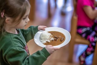 Potravináři kritizují změnu jídelníčku ve školách. Zdravotníci tvrdí, že je pro děti zdravější a potravinářům jde o zisk